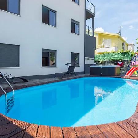 Cozy In Kastel Kambelovac With Jacuzzi Kaštela